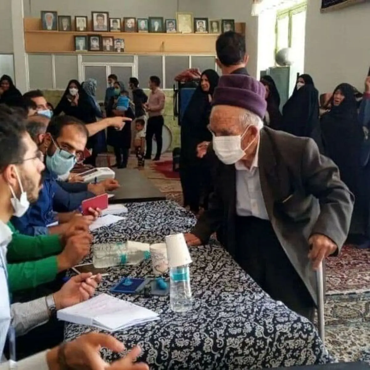 پیرمرد 110 ساله رفسنجانی پای صندوق رای آمد پیرمرد 110 ساله رفسنجانی پای صندوق رای آمد