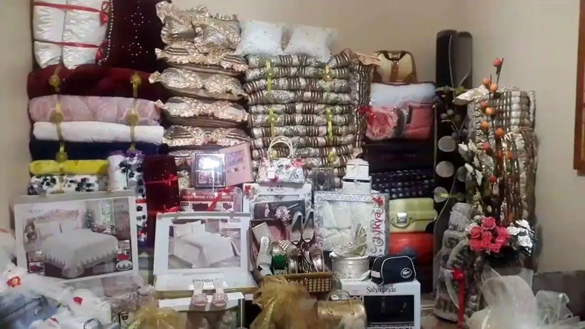 فخرفروشی عروس ایرانی با نمایش جهیزیه در کوچه! + ویدئو