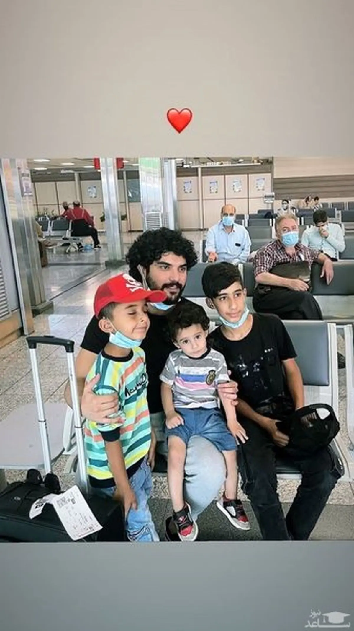 سینا مهراد و هواداران کوچولویش در فرودگاه