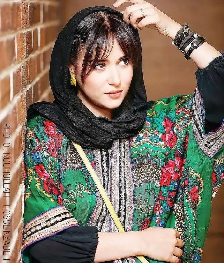 رانندگی پریناز ایزدیار با ماشین عجیبش در جاده پریناز ایزدیار