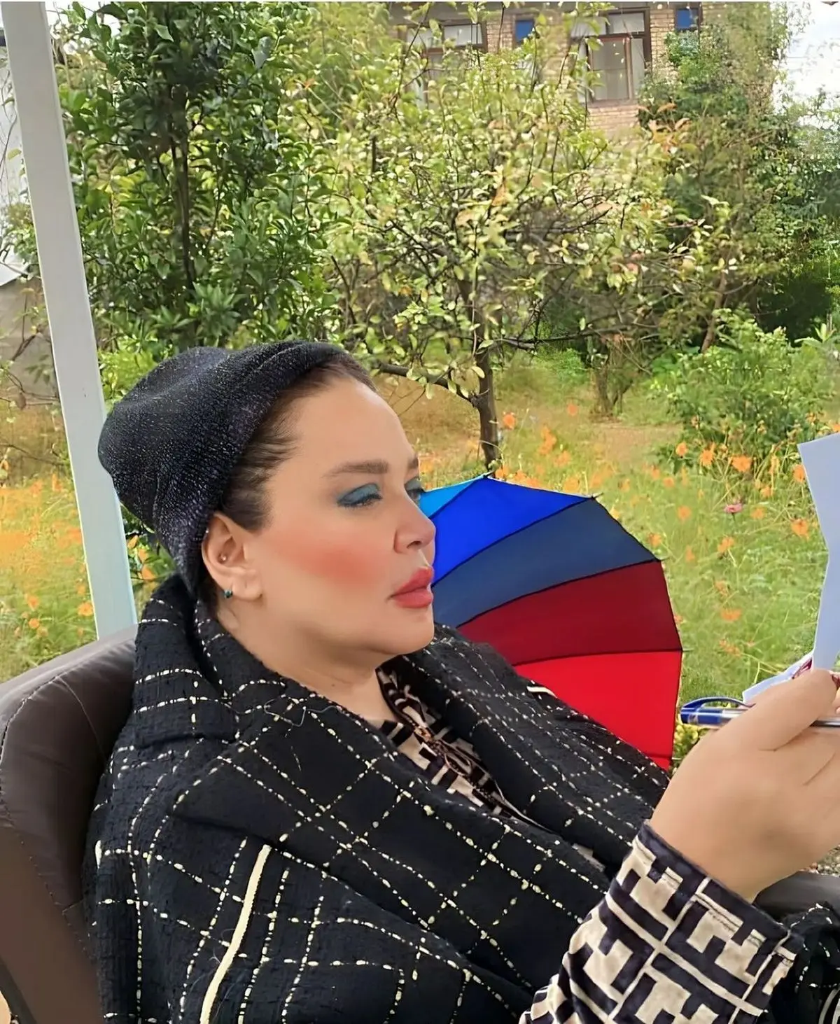 گل فروشی بهاره رهنما در خیابان های تهران | بهاره رهنما کل تهران را به هم ریخت! گل فروشی بهاره رهنما در خیابان های تهران | بهاره رهنما کل تهران را به هم ریخت!