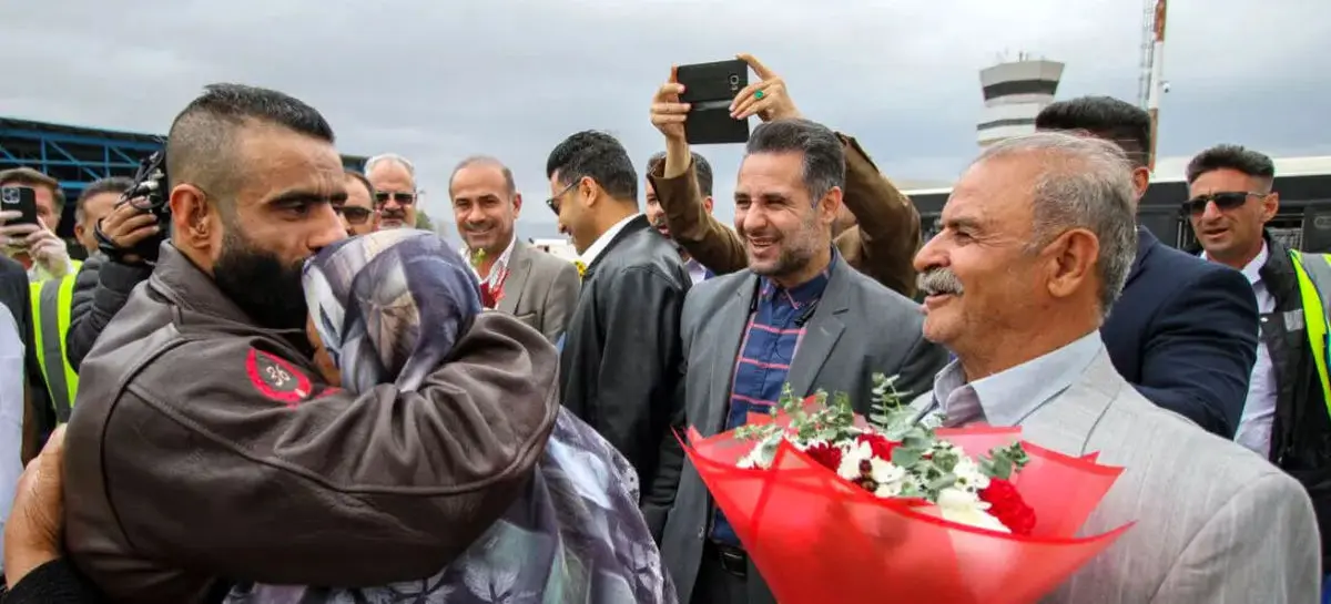 قاب زیبای هادی چوپان و پدر و مادرش در شیراز | مادر با نمک هادی چوپان توجه ها را جلب کرد قاب زیبای هادی چوپان و پدر و مادرش در شیراز | مادر با نمک هادی چوپان توجه ها را جلب کرد