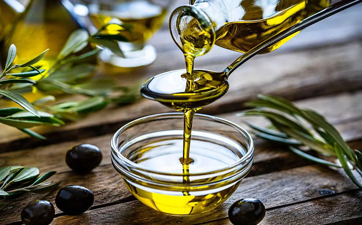 عادت های مثبتی که سبب افزایش طول عمر می شود روغن زیتون