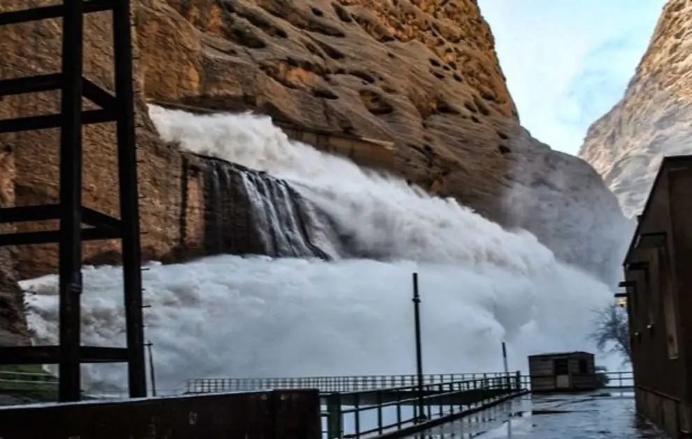 نگران کم آبی نباشید، بزرگ ترین سد ایران پر آب شد! | آنچه باید درباره سد دز بدانید سد دز