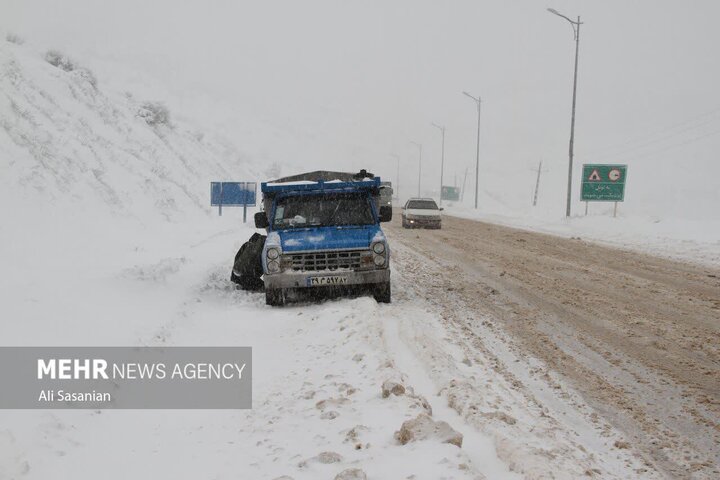 آغاز بارش برف در گردنه حیران آستارا
