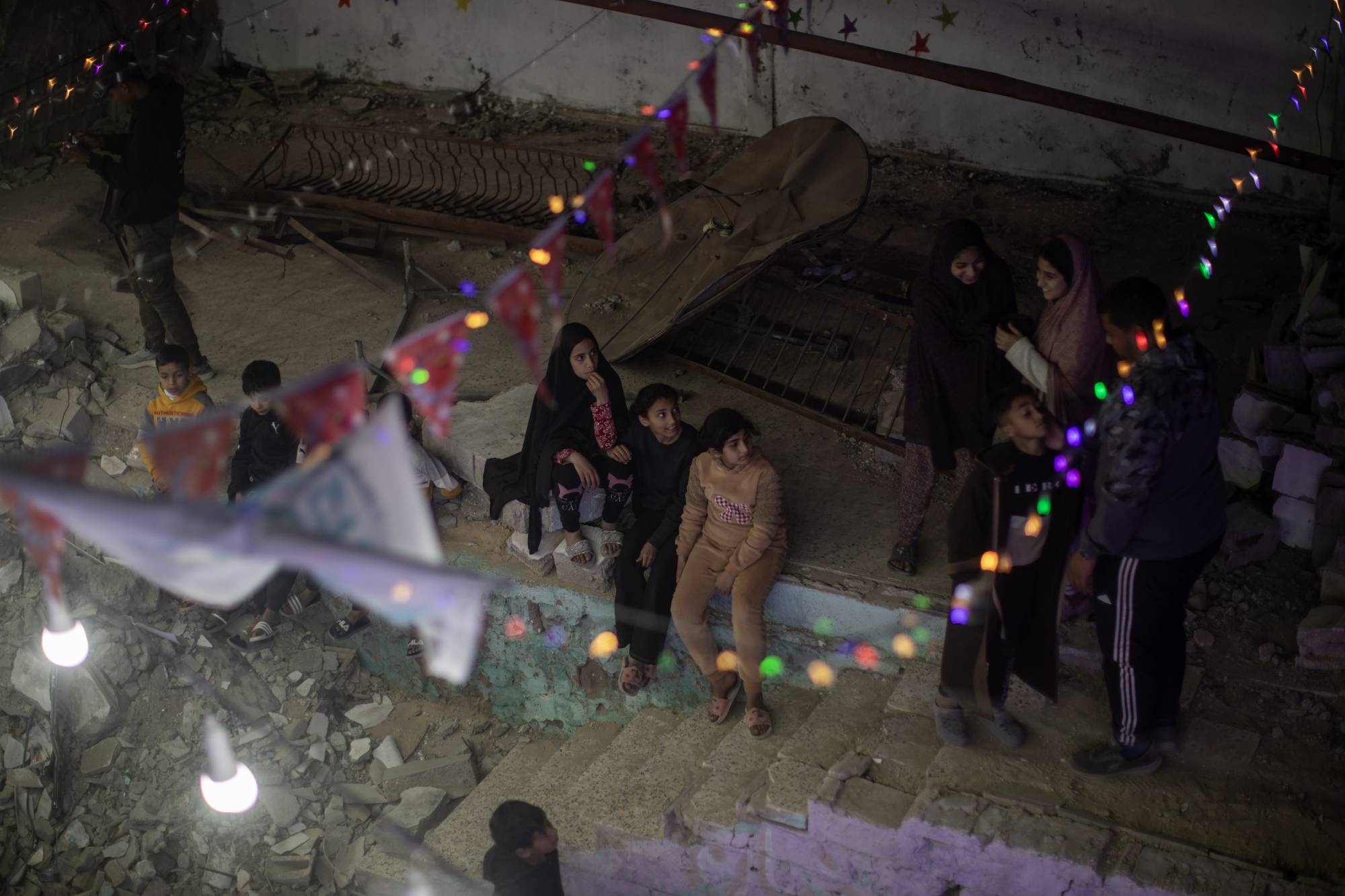 استقبال ساکنان نوار غزه از ماه مبارک رمضان+ تصاویر فلسطینیون یعلقون الزینة فوق أنقاض منازلهم المدمرة استعداداً لاستقبال شهر رمضان المبارک فی خان یونس (إ.ب.أ)