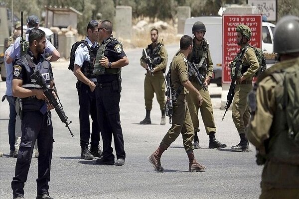 ممانعت نظامیان اسرائیلی از ورود فلسطینی ها به قدس اشغالی ممانعت نظامیان اسرائیلی از ورود فلسطینی ها به قدس اشغالی