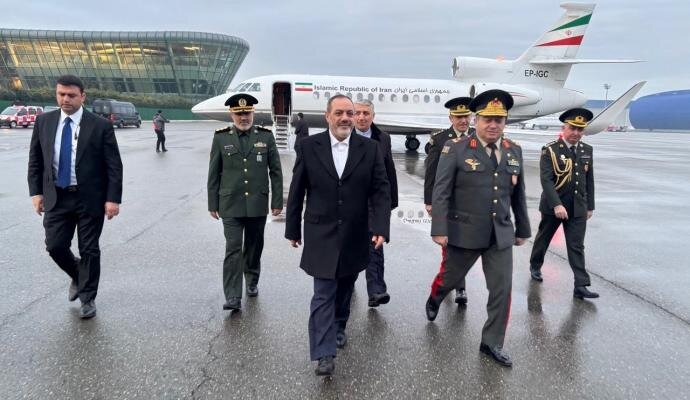 وزیر دفاع وارد باکو شد وزیر دفاع وارد باکو شد
