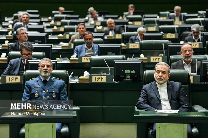 وقتی کاغذ تنها میماند؛ از منچوری تا یک قاب در مجلس وقتی کاغذ تنها میماند؛ از منچوری تا یک قاب در مجلس