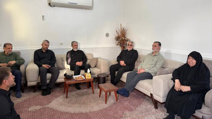 حضور اعضای کمیسیون امنیت ملی در منزل دیپلمات شهید سیدمحمدرضا موسوی حضور اعضای کمیسیون امنیت ملی در منزل دیپلمات شهید سیدمحمدرضا موسوی