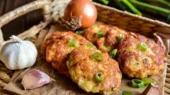 طرز تهیه کوکوی مرغ و پیازچه/ افطاری خوشمزه و بدون دردسر برای سفرههای رمضان طرز تهیه کوکوی مرغ و پیازچه/ افطاری خوشمزه و بدون دردسر برای سفرههای رمضان
