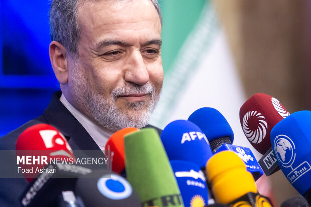 عراقچی: متجاوزان تاکنون به ۵۳ بیمارستان حمله و آنها را تخریب کرده‌اند