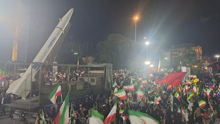 موشک «قدر» مهمان مردم در میادین ونک و انقلاب شد موشک «قدر» مهمان مردم در میادین ونک و انقلاب شد