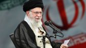 اهدای پرچم گنبد حرم مطهر حسینی، برای تکریم و بدرقه پیکر رهبر انقلاب+ عکس