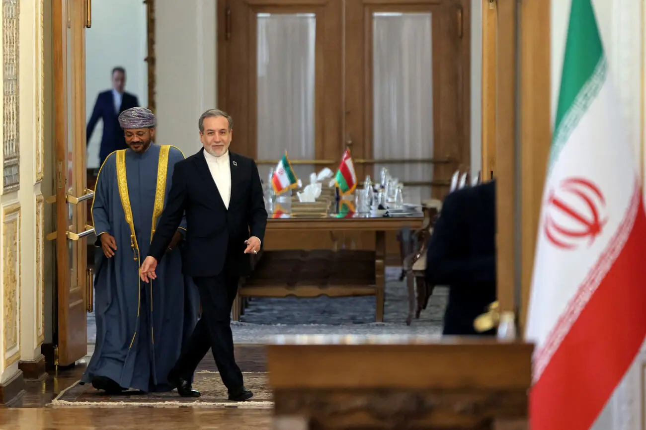 بازتاب خبر عمان و عربستان در بازار طلا و دلار/ دلار ۴۵۰۰ تومان گرانتر شد/ طلای ۱۸ عیار تا ۳۵ میلیون تومان بالا میرود؟ بازتاب خبر عمان و عربستان در بازار طلا و دلار/ دلار ۴۵۰۰ تومان گرانتر شد/ طلای ۱۸ عیار تا ۳۵ میلیون تومان بالا میرود؟
